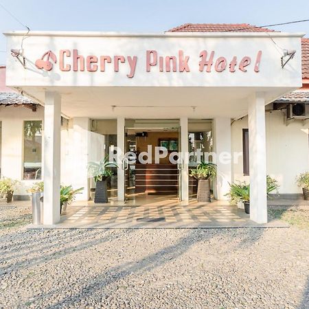 Cherry Pink Hotel Medan Mitra Reddoorz 외부 사진