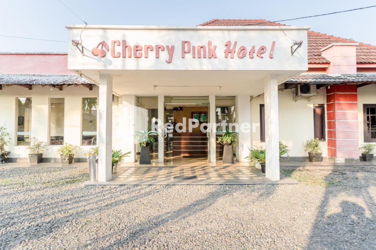 Cherry Pink Hotel Medan Mitra Reddoorz 외부 사진