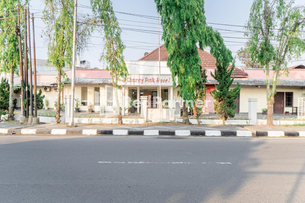 Cherry Pink Hotel Medan Mitra Reddoorz 외부 사진