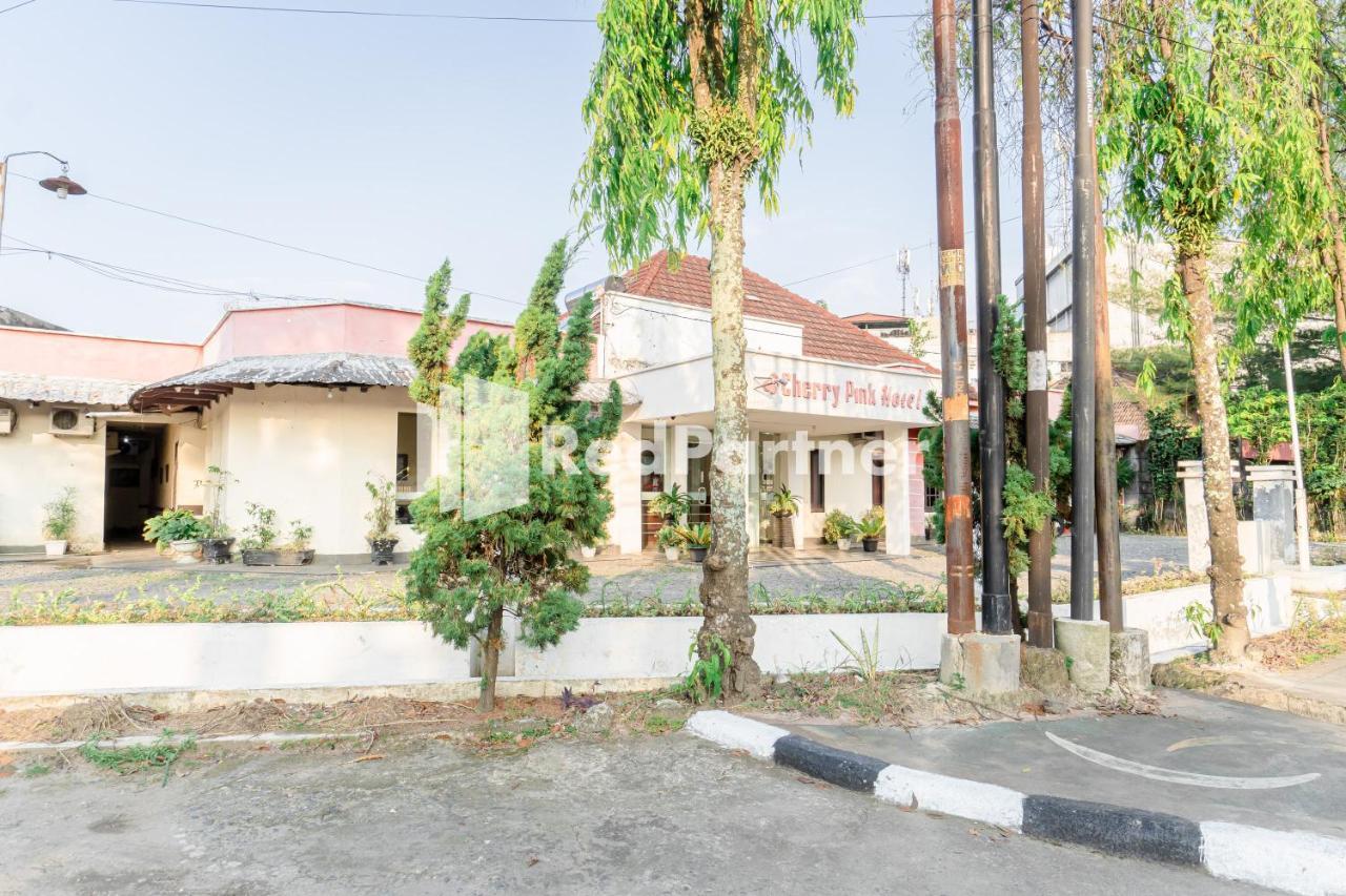 Cherry Pink Hotel Medan Mitra Reddoorz 외부 사진